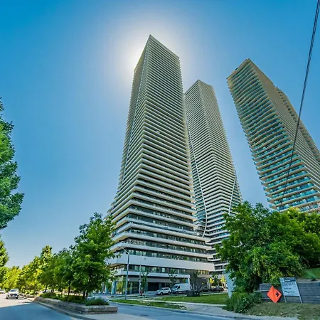 Condo In Parklawn & Lake Shore With Free Parking Close To Airport